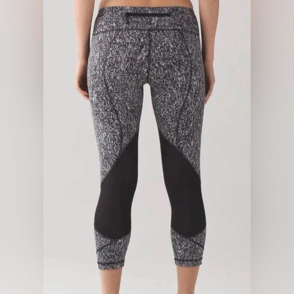 Lululemon Pace Rival Crop 22” Leggings in White & Black ~ Size 2 - Picture 2 of 6